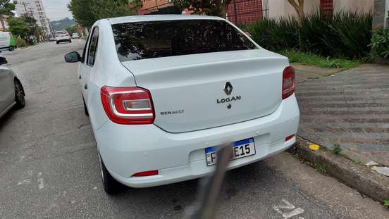 RENAULT-LOGAN-2013