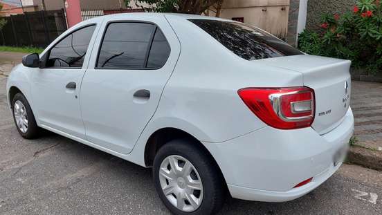 RENAULT-LOGAN-2013