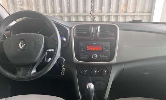 RENAULT-LOGAN-2014