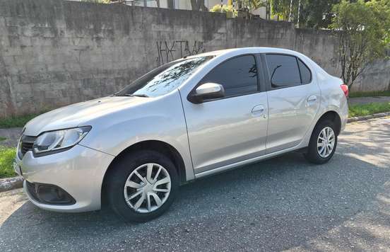RENAULT-LOGAN-2018