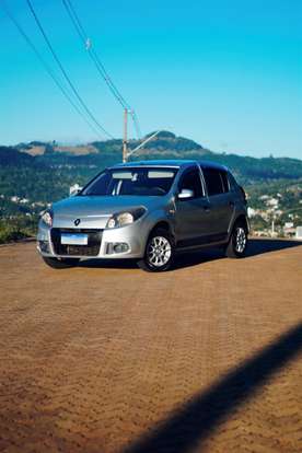 RENAULT-SANDERO-2012
