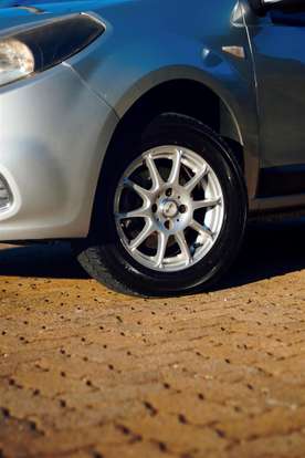 RENAULT-SANDERO-2012