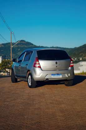 RENAULT-SANDERO-2012