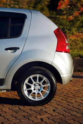 RENAULT-SANDERO-2012
