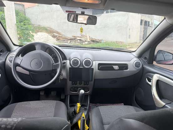 RENAULT-SANDERO-2011