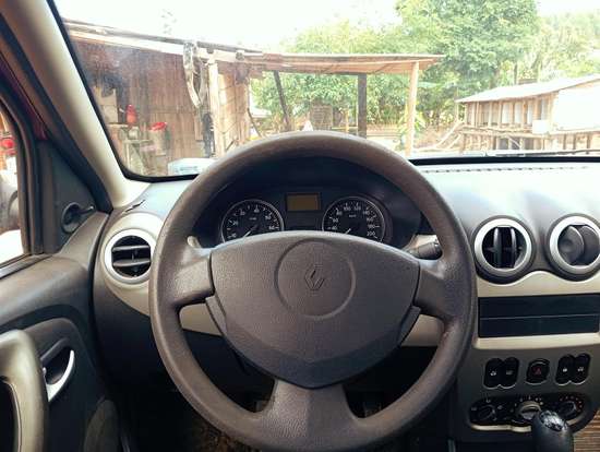 RENAULT-SANDERO-2010