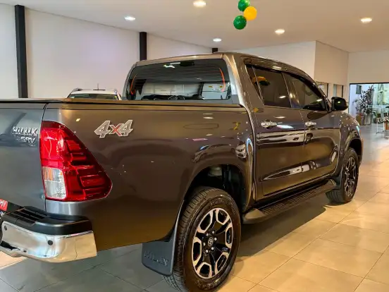 TOYOTA-HILUX-2.8 D-4D TURBO DIESEL CD SRV 4X4 AUTOMÁTICO TOYOTA-HILUX-2022
