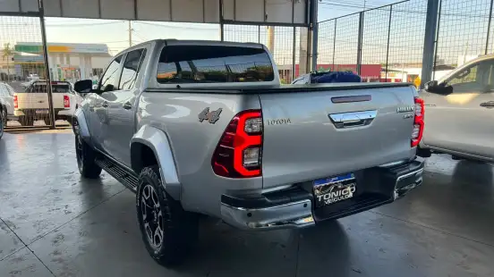 TOYOTA-HILUX-2.8 D-4D TURBO DIESEL CD SRX 4X4 AUTOMÁTICO TOYOTA-HILUX-2024