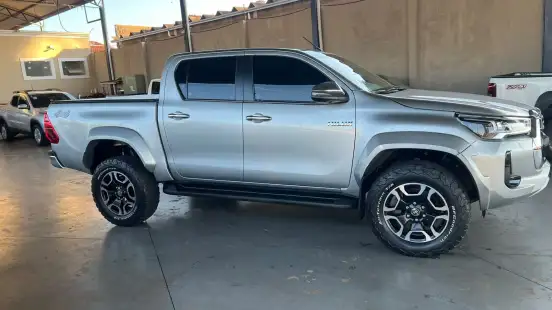 TOYOTA-HILUX-2.8 D-4D TURBO DIESEL CD SRX 4X4 AUTOMÁTICO TOYOTA-HILUX-2024