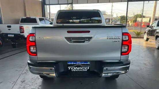 TOYOTA-HILUX-2.8 D-4D TURBO DIESEL CD SRX 4X4 AUTOMÁTICO TOYOTA-HILUX-2024