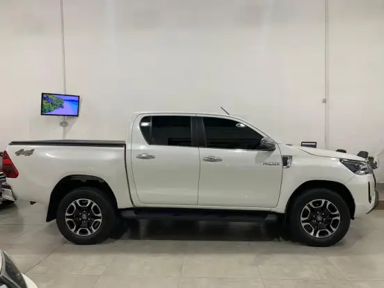 TOYOTA-HILUX-2021