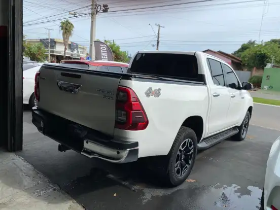 TOYOTA-HILUX-2.8 D-4D TURBO DIESEL CD SRX 4X4 AUTOMÁTICO TOYOTA-HILUX-2023