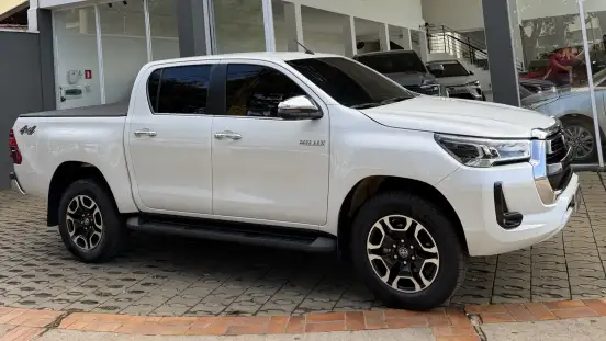 TOYOTA-HILUX-2022