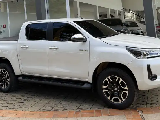 TOYOTA-HILUX-2.8 D-4D TURBO DIESEL CD SRX 4X4 AUTOMÁTICO TOYOTA-HILUX-2022