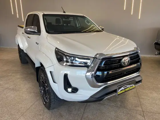 TOYOTA HILUX 2.8 D-4D TURBO DIESEL CD SRX PLUS 4X4 AUTOMÁTICO