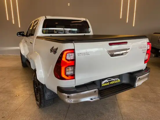TOYOTA-HILUX-2.8 D-4D TURBO DIESEL CD SRX PLUS 4X4 AUTOMÁTICO TOYOTA-HILUX-2024