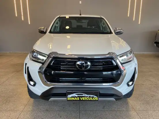 TOYOTA-HILUX-2.8 D-4D TURBO DIESEL CD SRX PLUS 4X4 AUTOMÁTICO TOYOTA-HILUX-2024