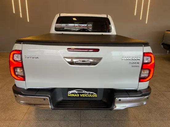 TOYOTA-HILUX-2.8 D-4D TURBO DIESEL CD SRX PLUS 4X4 AUTOMÁTICO TOYOTA-HILUX-2024