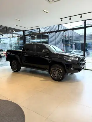 TOYOTA-HILUX-2023