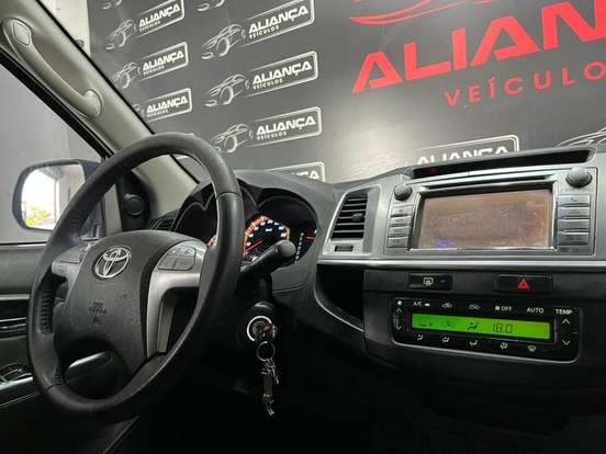 TOYOTA-HILUX-2.7 SR 4X2 CD 16V FLEX 4P AUTOMÁTICO TOYOTA-HILUX-2015
