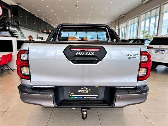 TOYOTA-HILUX-2023