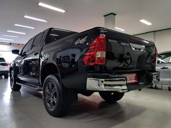 TOYOTA-HILUX-2.8 D-4D TURBO DIESEL CD SR 4X4 AUTOMÁTICO TOYOTA-HILUX-2023