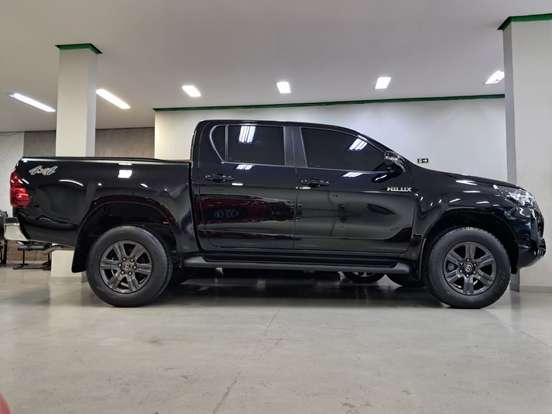 TOYOTA-HILUX-2.8 D-4D TURBO DIESEL CD SR 4X4 AUTOMÁTICO TOYOTA-HILUX-2023