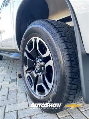 TOYOTA-HILUX-2023