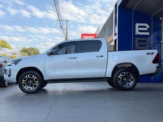 TOYOTA-HILUX-2.8 D-4D TURBO DIESEL CD SRX 4X4 AUTOMÁTICO TOYOTA-HILUX-2023