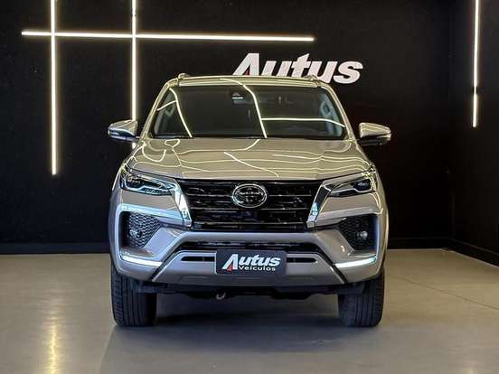 TOYOTA-HILUX-2.8 D-4D TURBO DIESEL CD SRX 4X4 AUTOMÁTICO TOYOTA-HILUX-2022