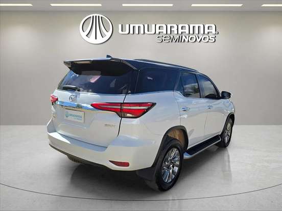 TOYOTA-HILUX-2.8 D-4D TURBO DIESEL CD SRX 4X4 AUTOMÁTICO TOYOTA-HILUX-2023