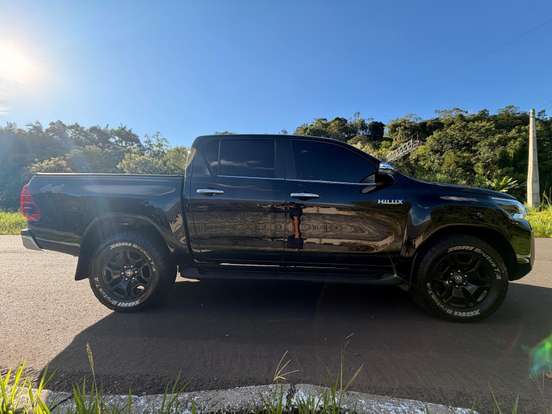 TOYOTA-HILUX-2021