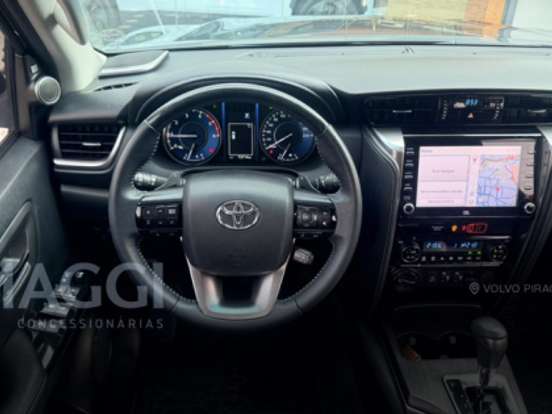 TOYOTA-HILUX-2.8 D-4D TURBO DIESEL CD SRX 4X4 AUTOMÁTICO TOYOTA-HILUX-2022