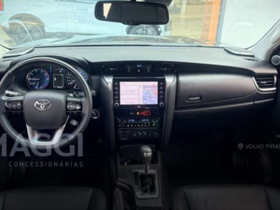 TOYOTA-HILUX-2.8 D-4D TURBO DIESEL CD SRX 4X4 AUTOMÁTICO TOYOTA-HILUX-2022