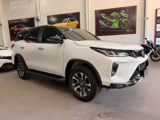 TOYOTA-HILUX SW4-2024