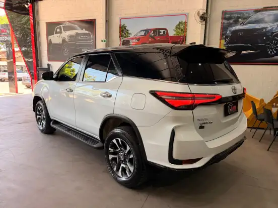 TOYOTA-HILUX SW4-2024