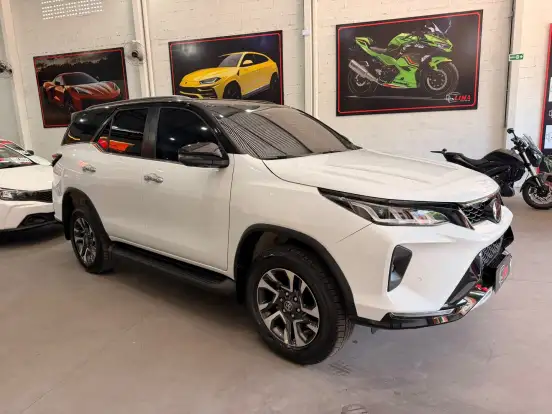 TOYOTA-HILUX SW4-2024