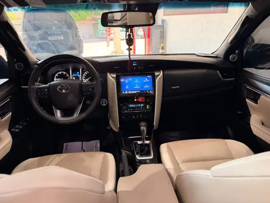 TOYOTA-HILUX SW4-2024