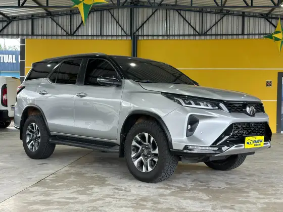 TOYOTA HILUX SW4 2.8 D-4D TURBO DIESEL DIAMOND 7L 4X4 AUTOMÁTICO