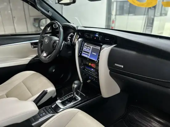 TOYOTA-HILUX SW4-2023