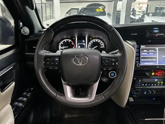 TOYOTA-HILUX SW4-2.8 D-4D TURBO DIESEL DIAMOND 7L 4X4 AUTOMÁTICO TOYOTA-HILUX SW4-2023