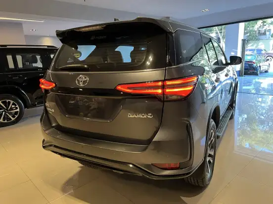 TOYOTA-HILUX SW4-2025