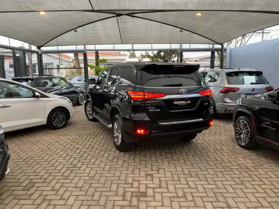 TOYOTA-HILUX SW4-2023