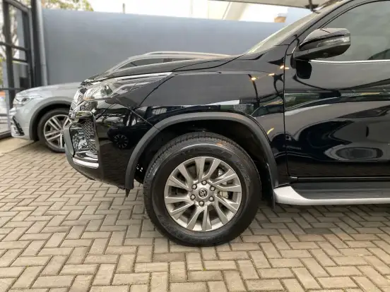 TOYOTA-HILUX SW4-2023
