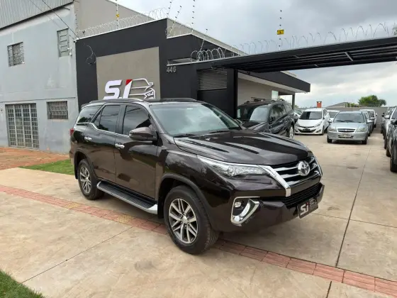 TOYOTA HILUX SW4 2.8 SRX 4X4 7 LUGARES 16V TURBO INTERCOOLER DIESEL 4P AUTOMÁTICO