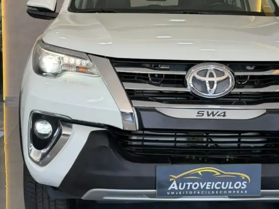 TOYOTA-HILUX SW4-2.8 SRX 4X4 7 LUGARES 16V TURBO INTERCOOLER DIESEL 4P AUTOMÁTICO TOYOTA-HILUX SW4-2019