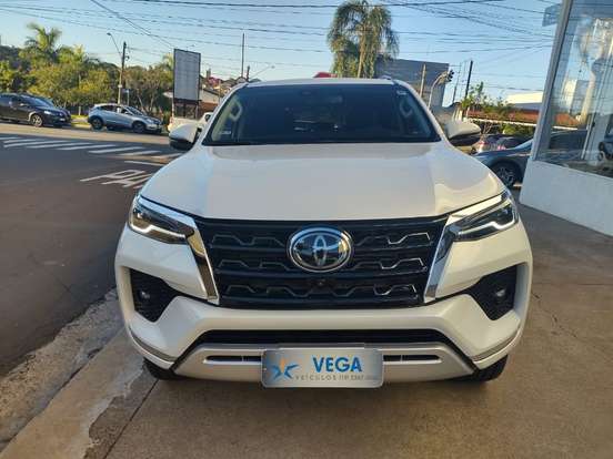 TOYOTA-HILUX SW4-2.8 D-4D TURBO DIESEL SRX 4X4 AUTOMÁTICO TOYOTA-HILUX SW4-2023