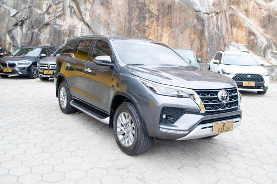 TOYOTA-HILUX SW4-2023