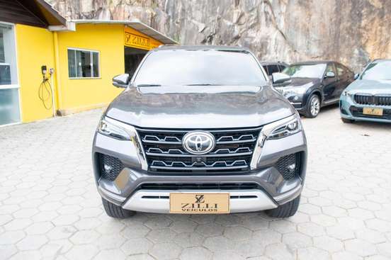 TOYOTA-HILUX SW4-2023