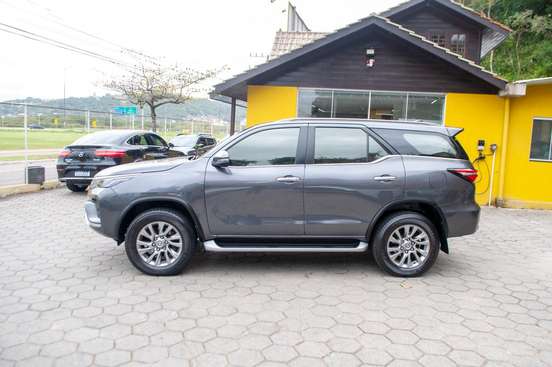 TOYOTA-HILUX SW4-2.8 D-4D TURBO DIESEL SRX 4X4 AUTOMÁTICO TOYOTA-HILUX SW4-2023
